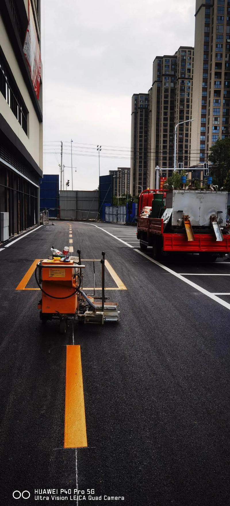 公路安全升级：波形护栏安装技术的发展与应用