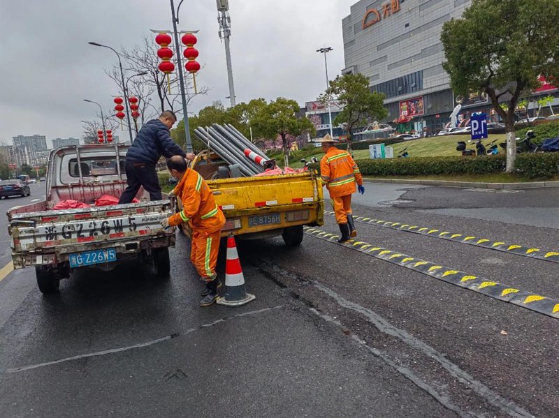 道路标线施工：城市脉络的安全守护者